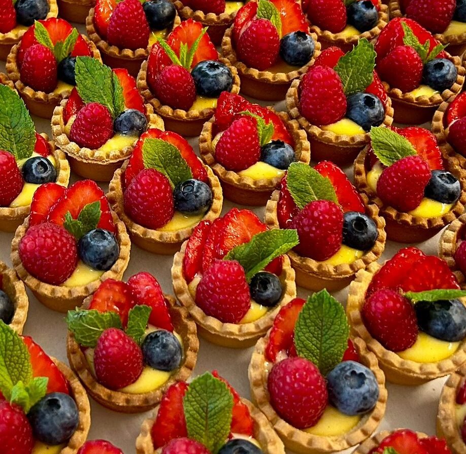 Mignon dolci con crema pasticcera e frutta fresca