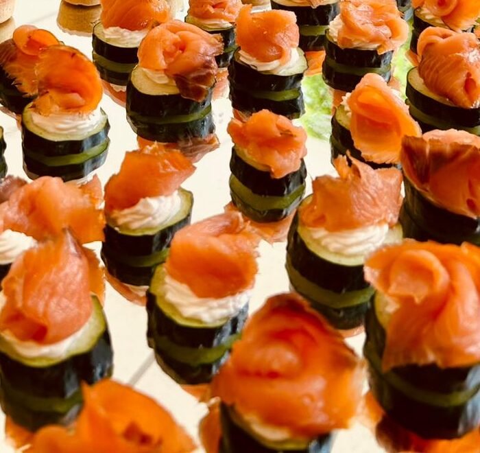 Cialde di cetriolo con spuma all'erba cipollina e salmone fumè