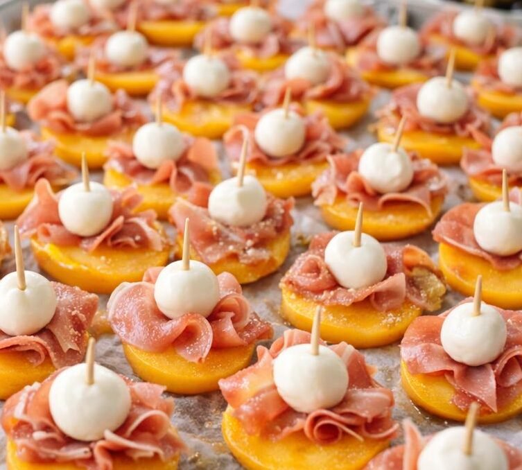 Barchette di pesca, crudo di Parma e mozzarelline